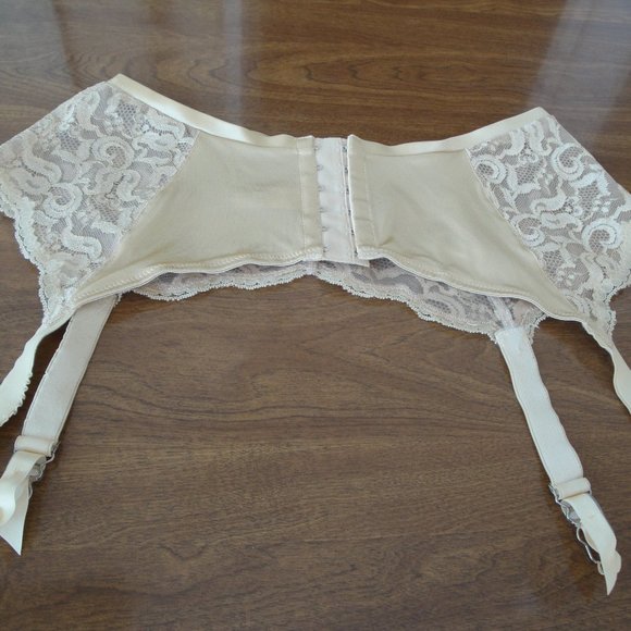 Gold Natori lace garter belt - Picture 4 of 8